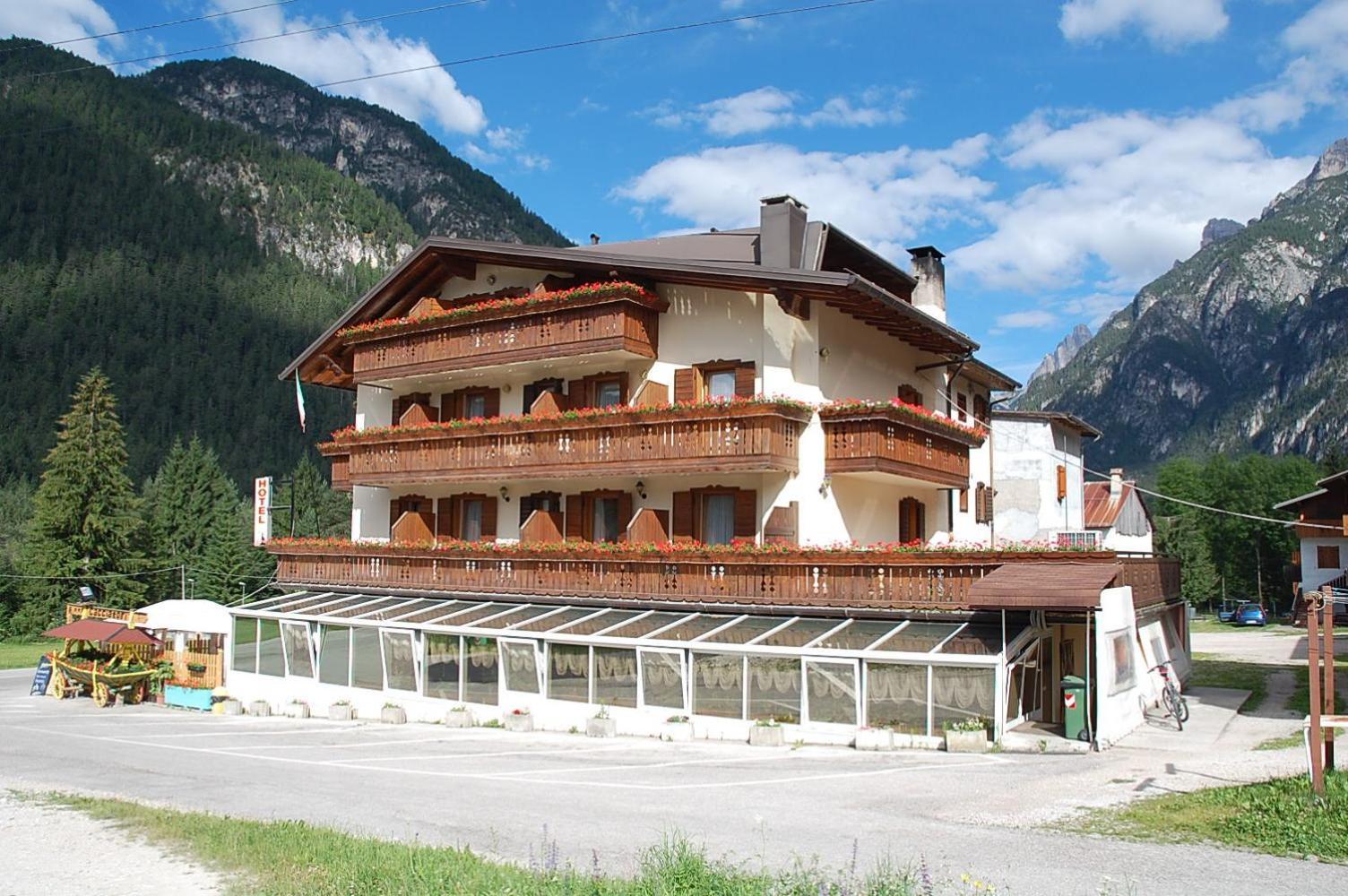 Albergo Ristorante Cacciatori Auronzo di Cadore Exteriör bild